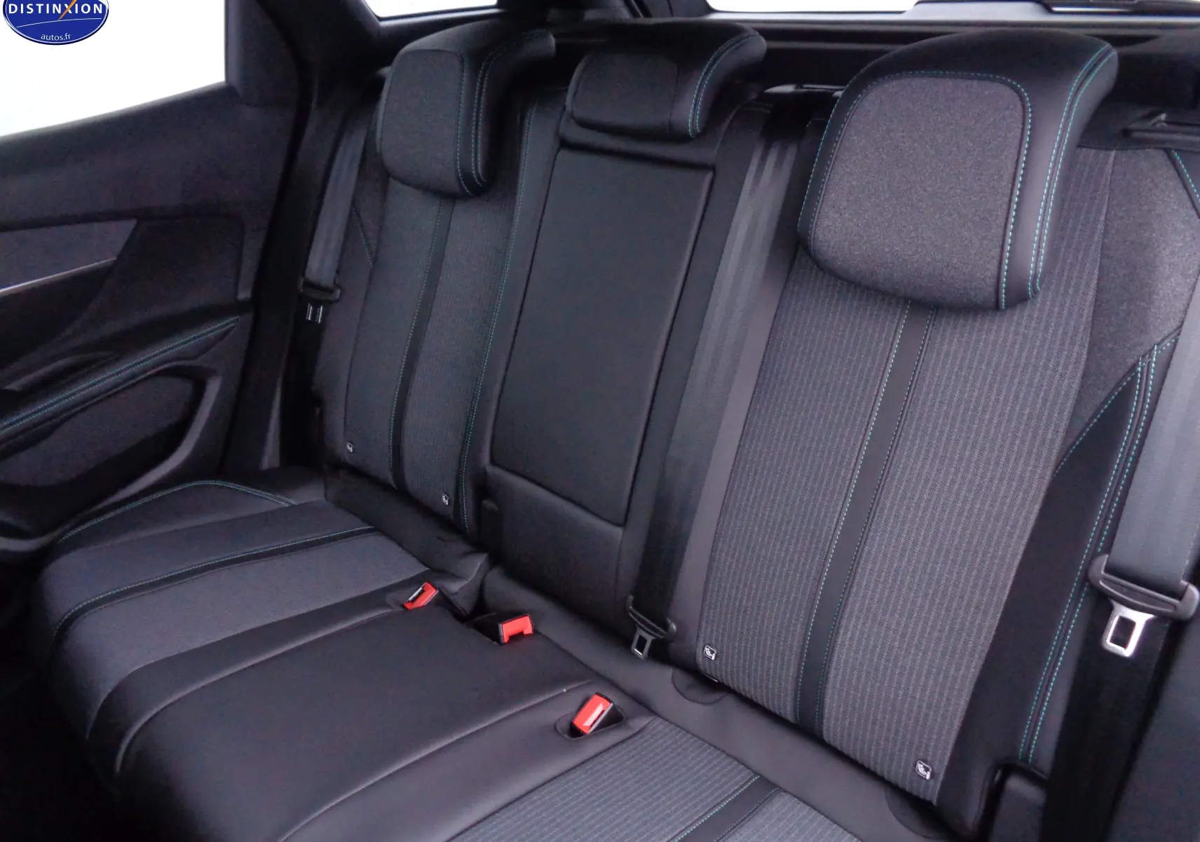 Vue intérieure des sièges arrière noirs avec surpiqûres bleues du Peugeot 3008 2023 finition Allure Pack.