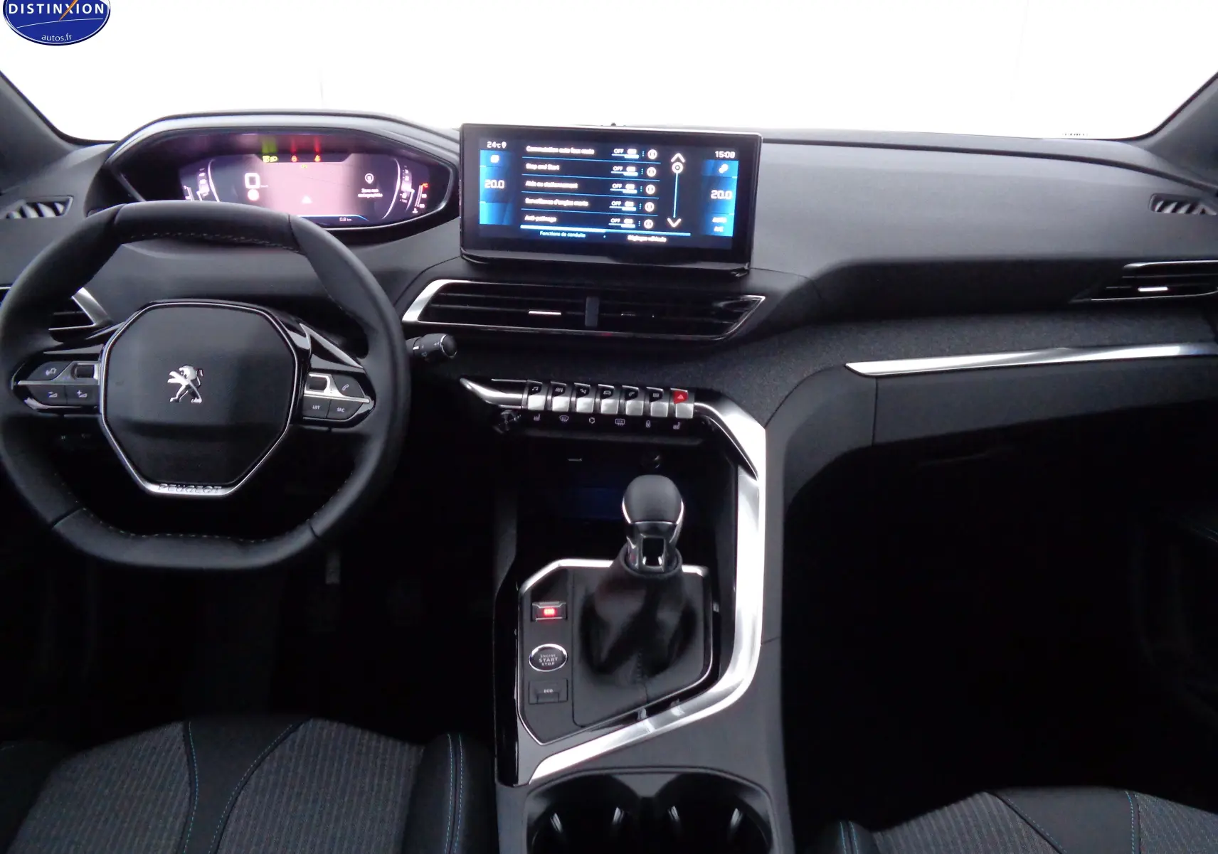 Intérieur du Peugeot 3008 2023 avec tableau de bord numérique, écran tactile central et volant compact noir.