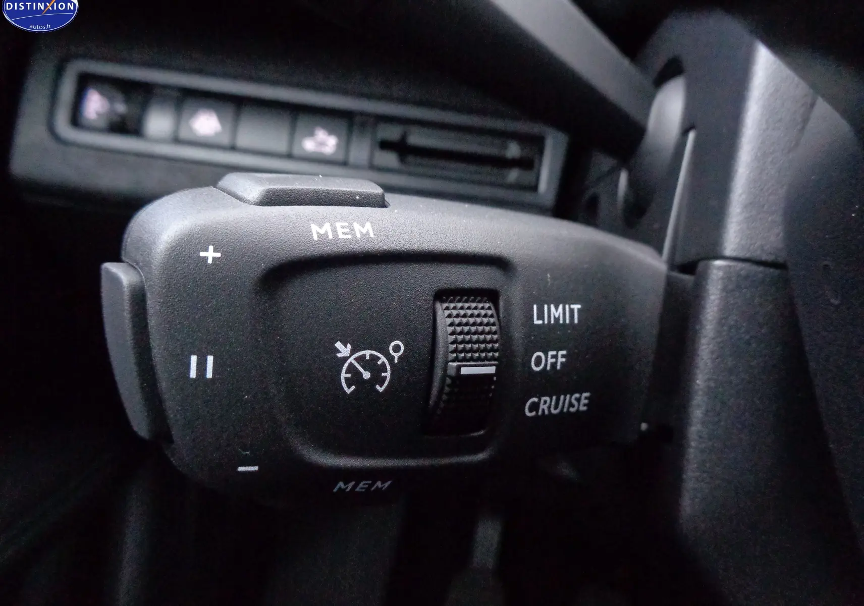 Gros plan sur la commande de régulateur de vitesse du Peugeot 3008 2023, finition Allure Pack, intérieur noir.