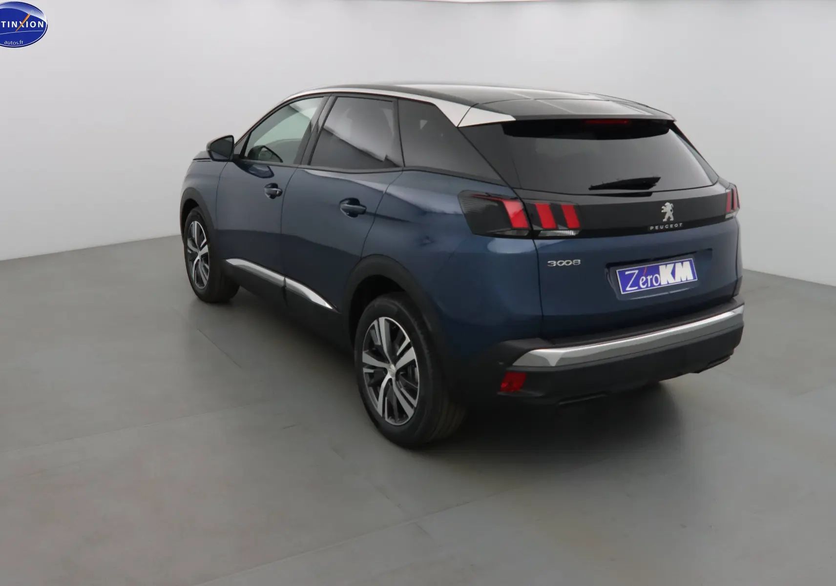 Peugeot 3008 bleu Célèbes métal vu de trois quarts arrière droit avec toit noir et feux arrière distinctifs.