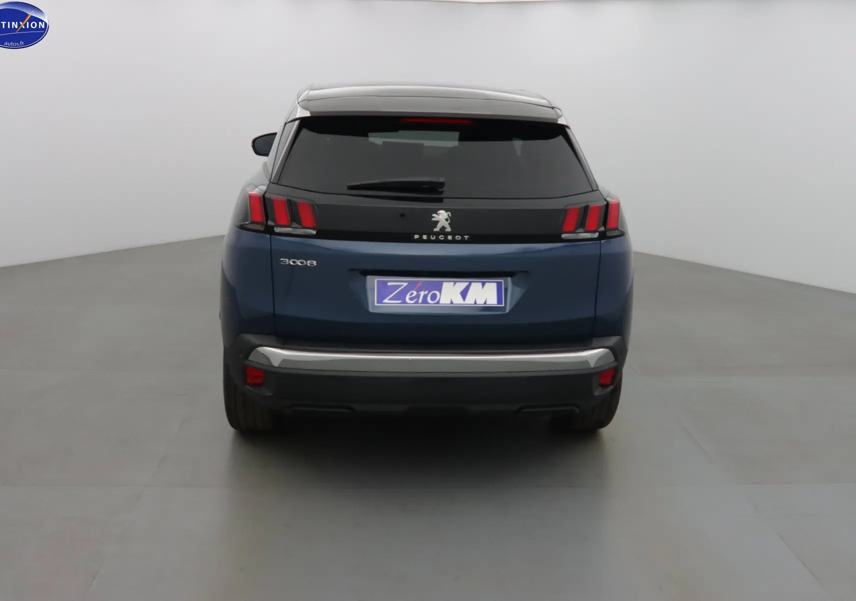Vue arrière d'un Peugeot 3008 bleu Célèbes Métal avec feux arrière à griffes et hayon fermé dans un studio.