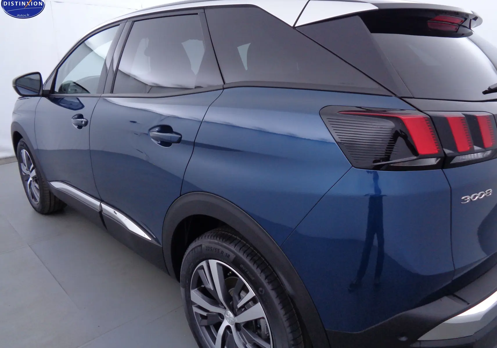 Vue 3/4 arrière droite d'un Peugeot 3008 bleu Célèbes Métal avec feux arrière distinctifs et jantes alliage.