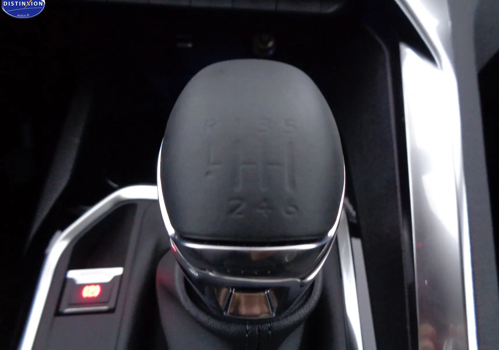 Le levier de vitesse manuel noir du Peugeot 3008 2023, version essence, avec marquages des six rapports visibles.