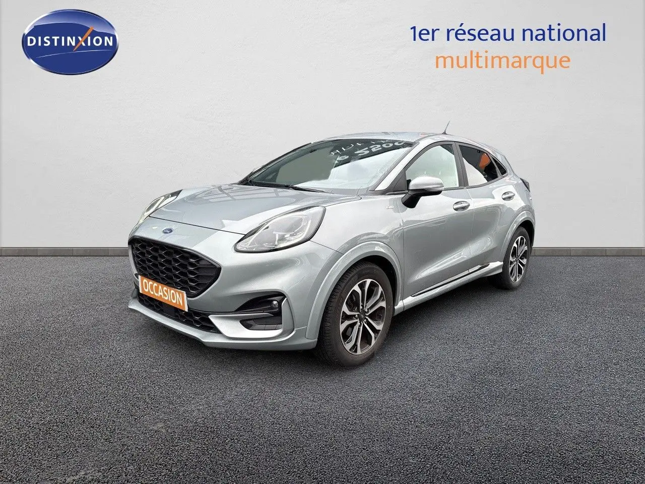 Vue 3/4 avant droite d'une Ford Puma gris solar avec calandre noire et jantes alliage distinctives.