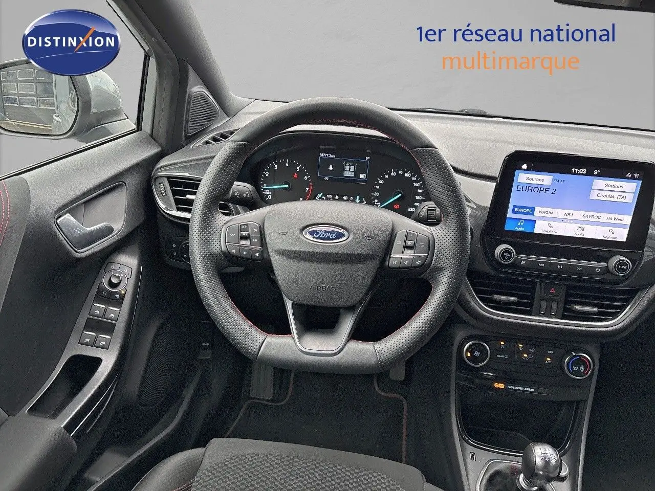 Vue intérieure centrée sur le volant multifonction et tableau de bord du Ford Puma 2022, finition ST-Line Design.