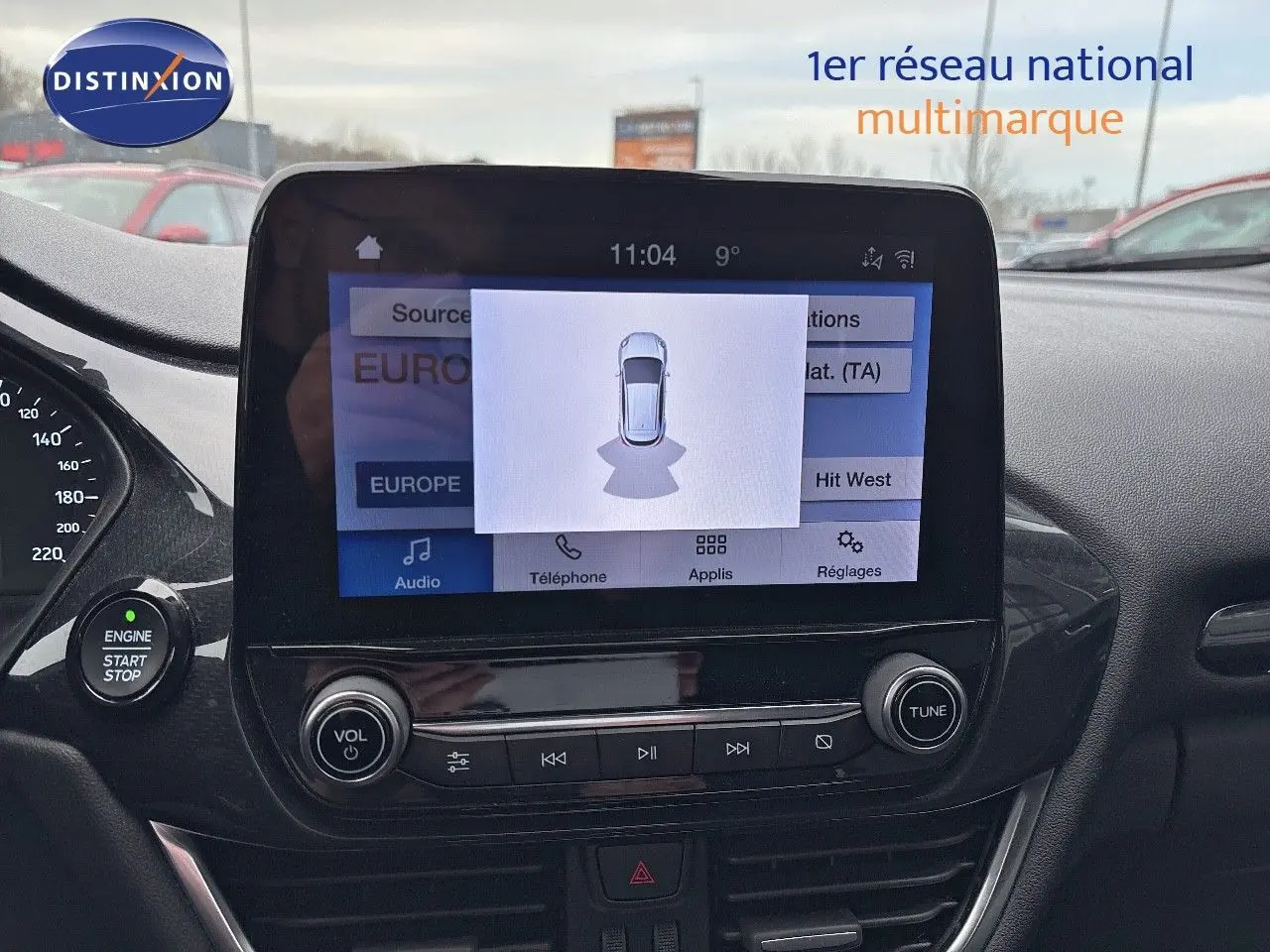 Écran tactile central du Ford Puma 2022 avec affichage du système audio et commandes intégrées, intérieur noir.