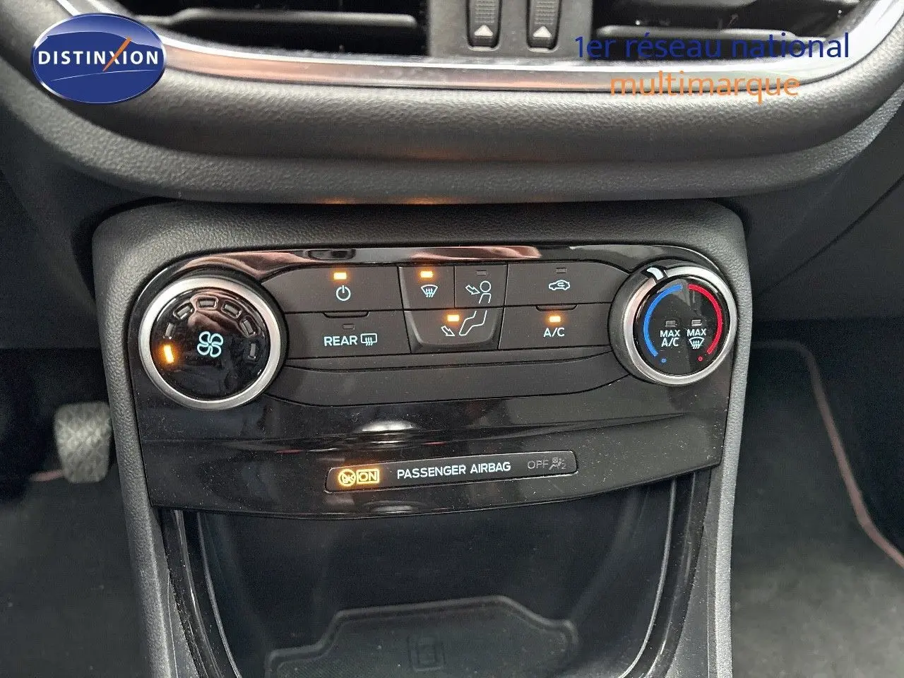 Tableau de bord de Ford Puma gris Solar 2022, détail des commandes de climatisation et ventilation allumées.