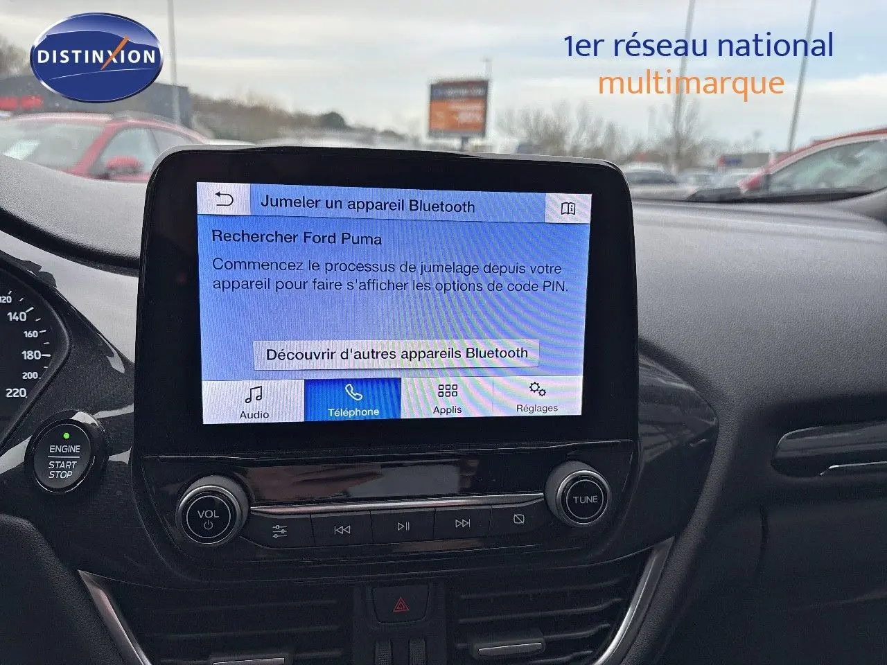 Vue intérieure du tableau de bord du Ford Puma gris Solar 2022, écran tactile affichant jumelage Bluetooth.