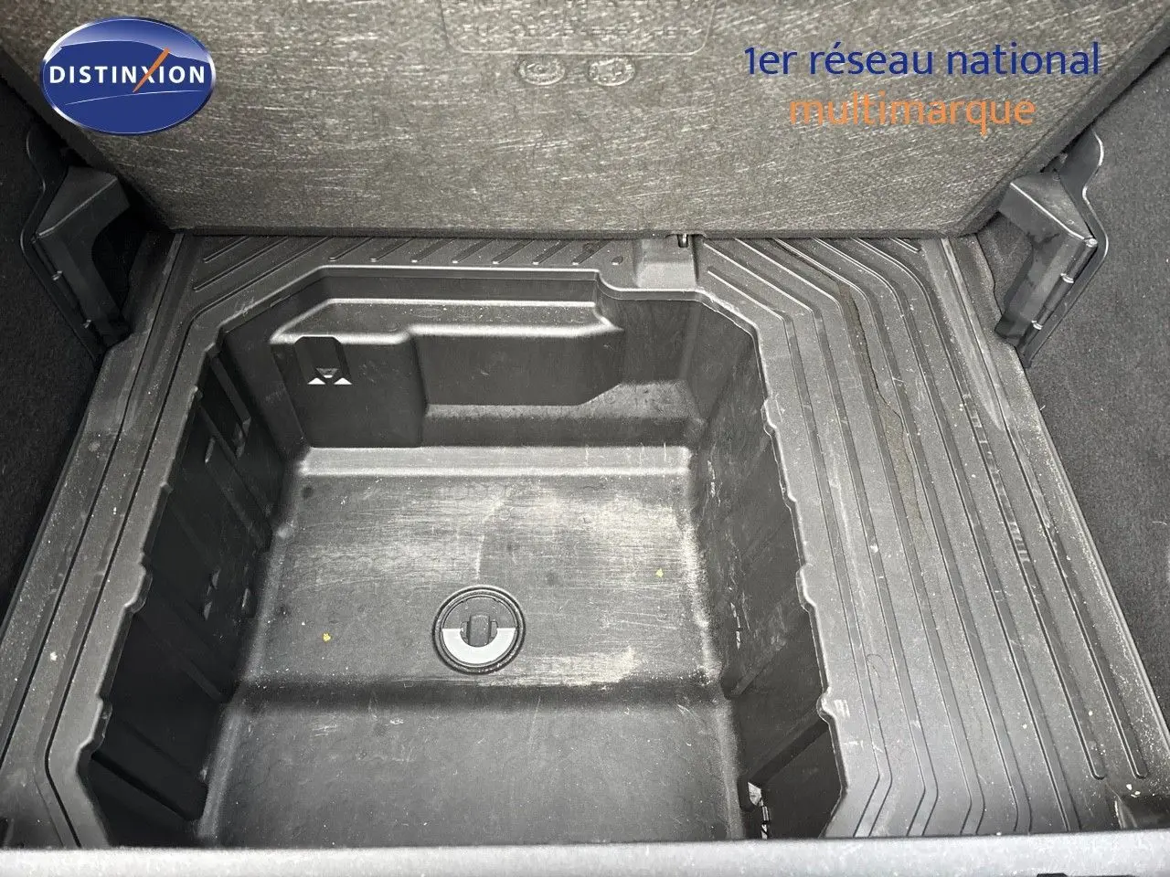 Coffre vide en plastique noir sous plancher du Ford Puma gris Solar, vue plongeante intérieure.