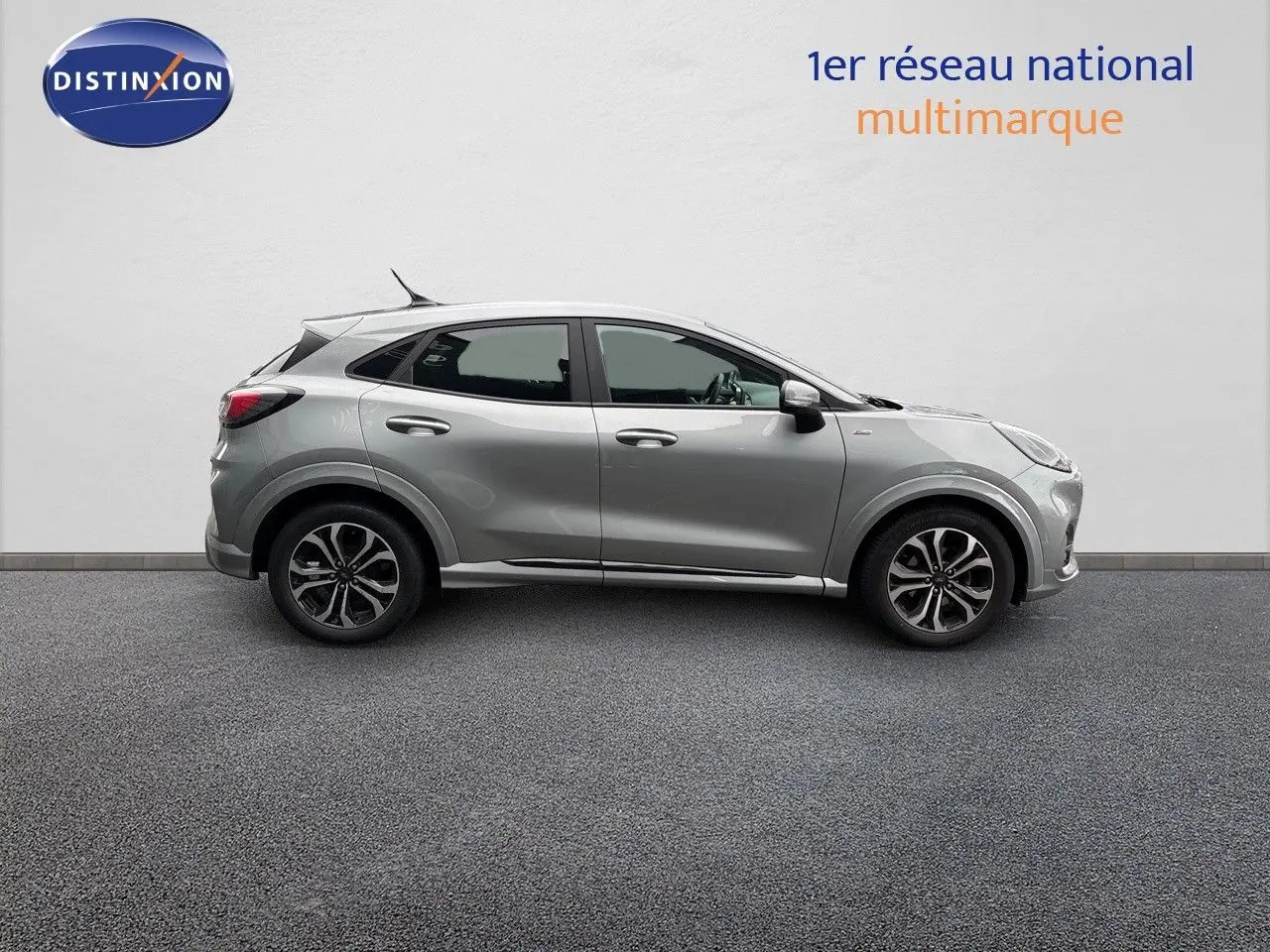 Ford Puma gris Solar en profil droit, mettant en valeur ses jantes alliage et lignes dynamiques.