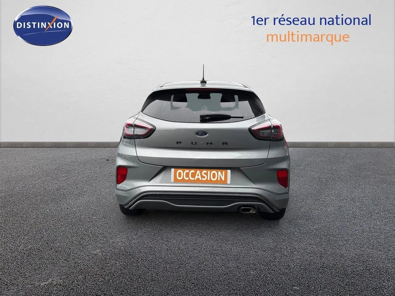 Vue arrière d'une Ford Puma gris solar 2022 avec feux LED et plaque d'immatriculation orange "OCCASION" visible.