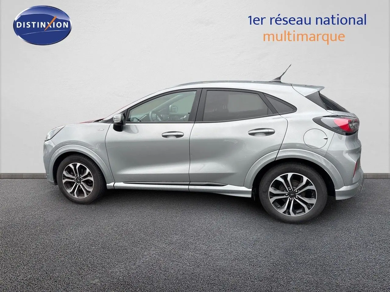 Ford Puma gris solar vu de profil côté gauche, soulignant ses jantes alliage et lignes dynamiques.