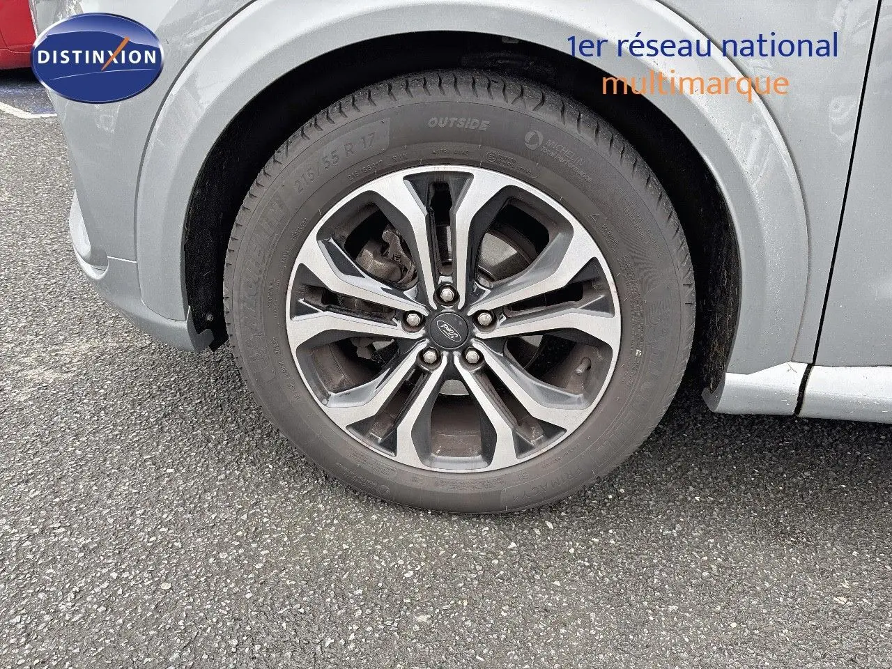 Gros plan sur la roue avant gauche gris solar d'une Ford Puma 2022 avec jante alliage 17 pouces design ST-Line.