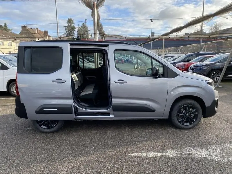 Vue de profil droit d'un Citroën Berlingo gris Artense 2025 avec porte coulissante arrière ouverte et jantes noires.