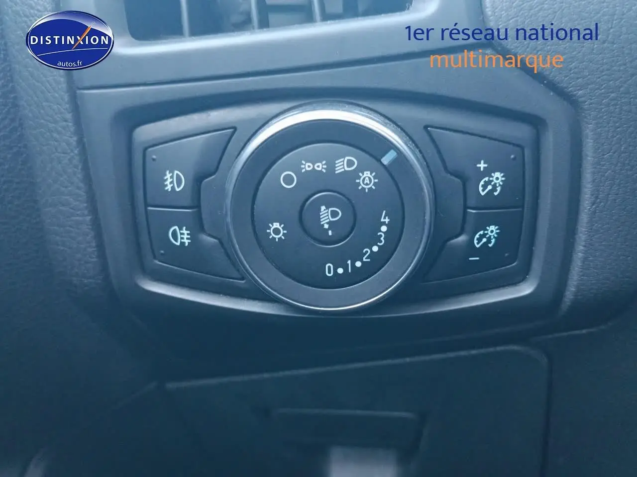 Gros plan sur le bouton de commande des phares du tableau de bord de la Ford Focus gris clair 2017 titanium