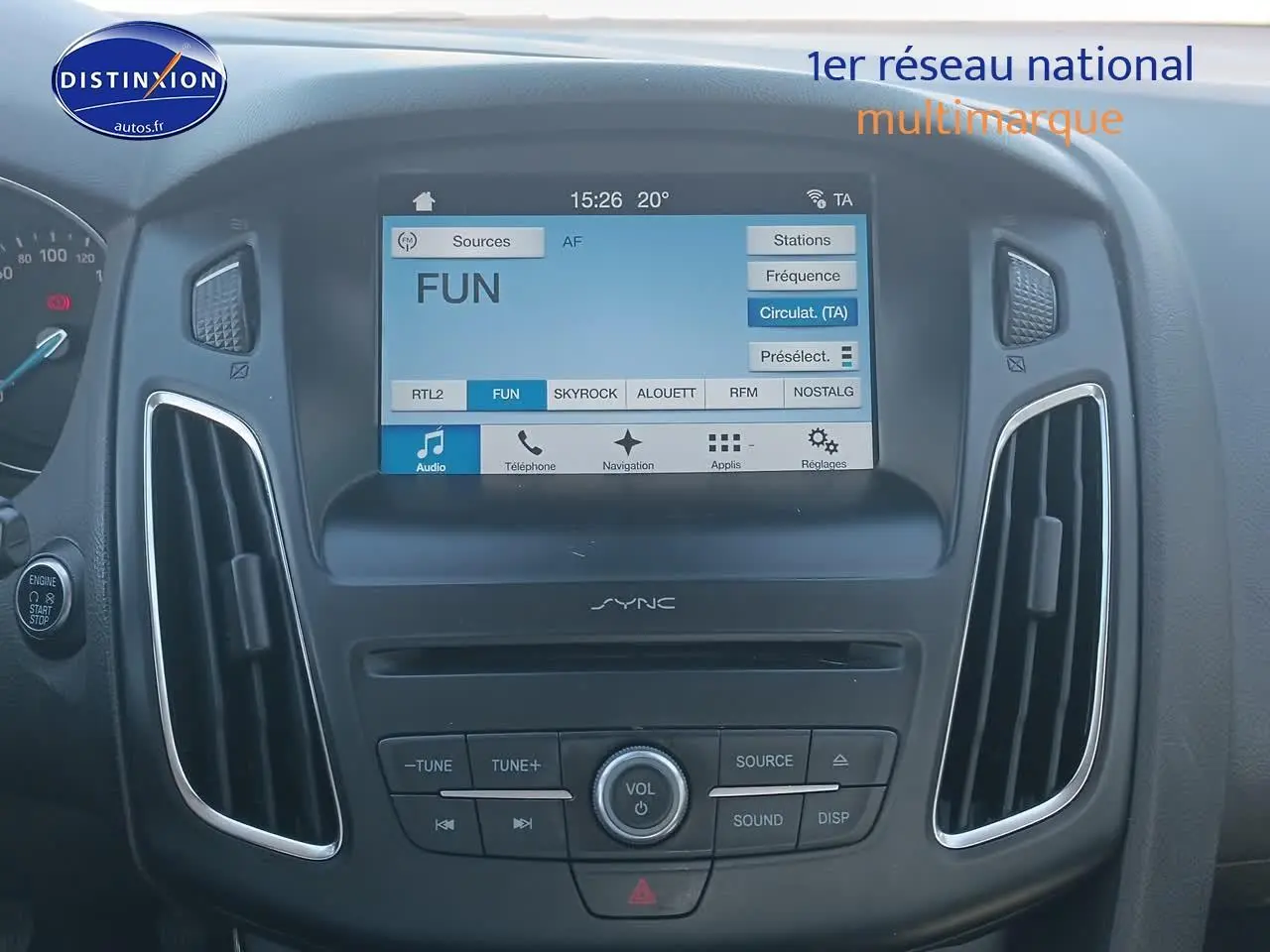 Tableau de bord noir de Ford Focus 2017 avec écran tactile SYNC affichant une radio en mode FUN.