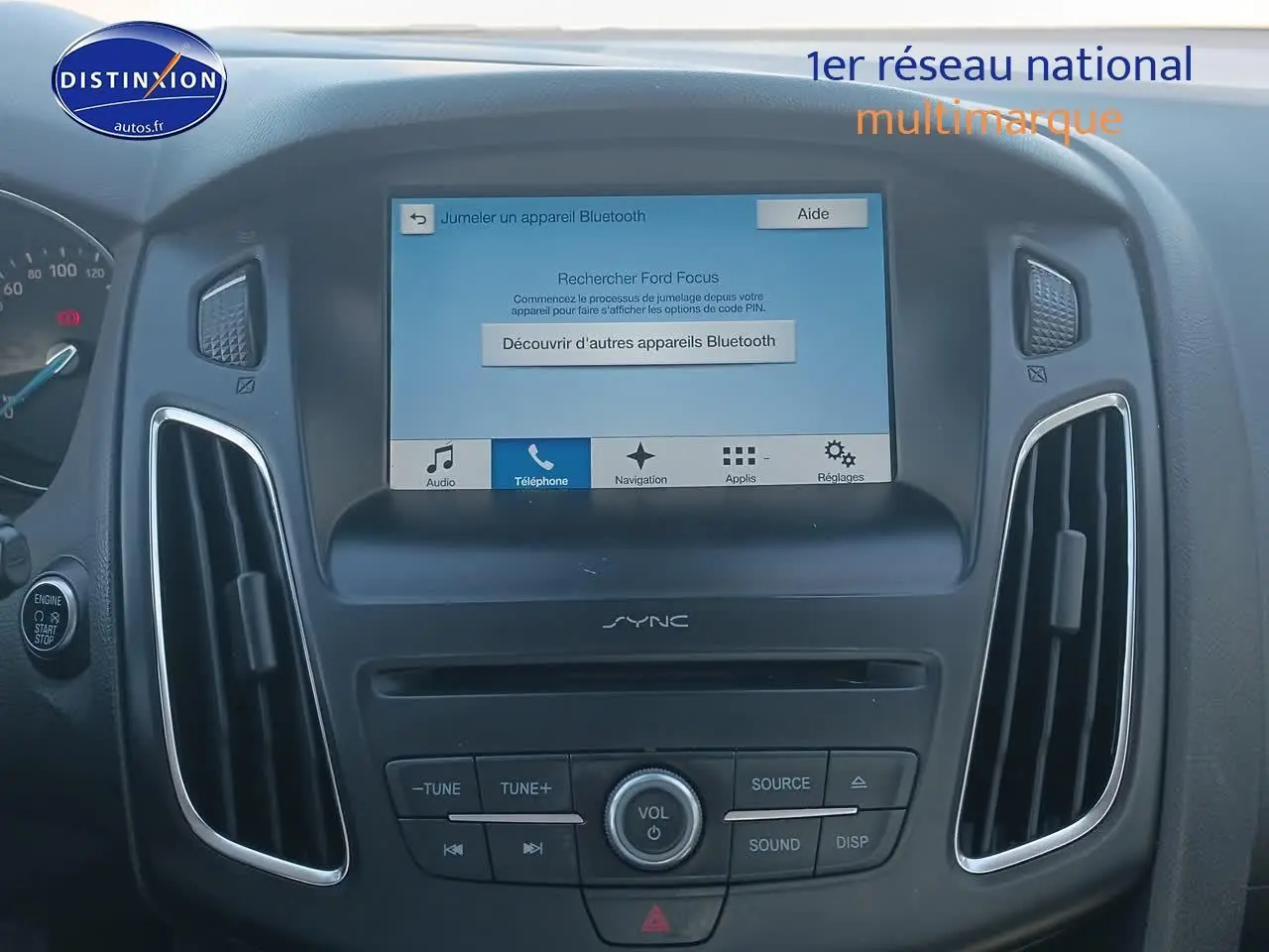 Tableau de bord de Ford Focus gris clair 2017 avec écran tactile SYNC affichant menu Bluetooth.