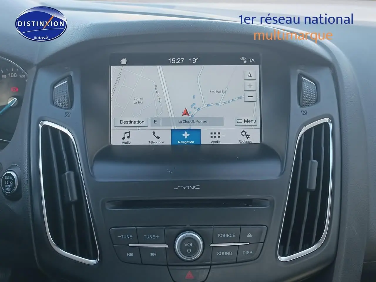 Vue rapprochée du tableau de bord de la Ford Focus Titanium 2017 avec écran tactile de navigation et commandes audio.