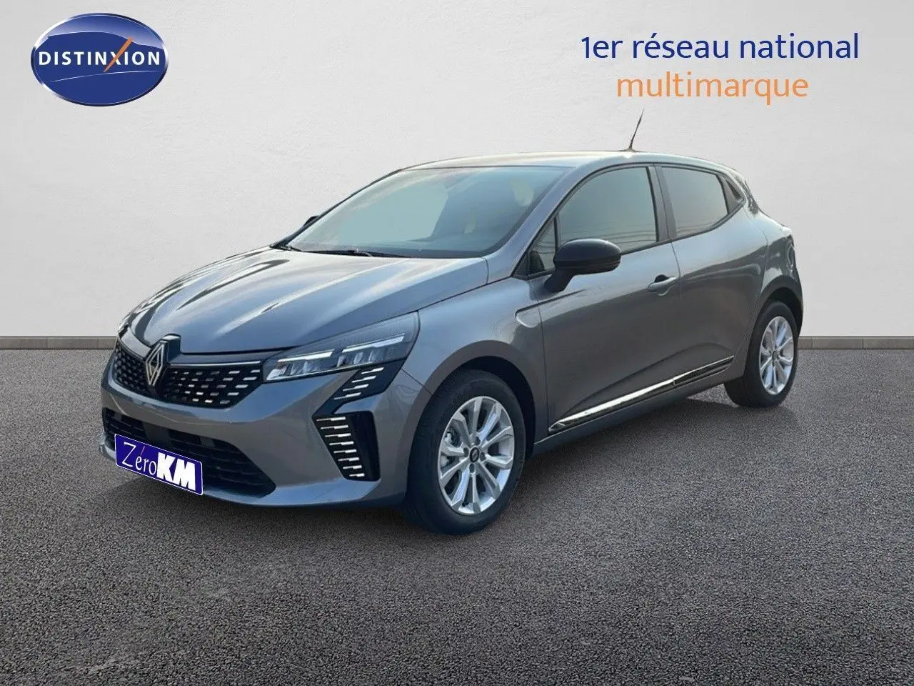 Renault Clio 2025 gris schiste métal vue 3/4 avant droit avec feux LED et jantes alliage 16 pouces.