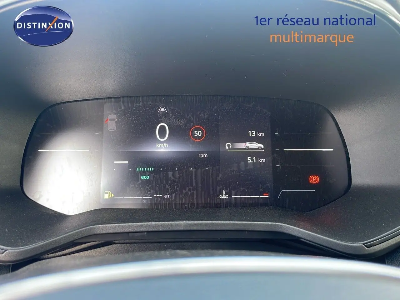 Tableau de bord numérique de Renault Clio 2025 affichant vitesse zéro et indicateurs de conduite en mode éco.