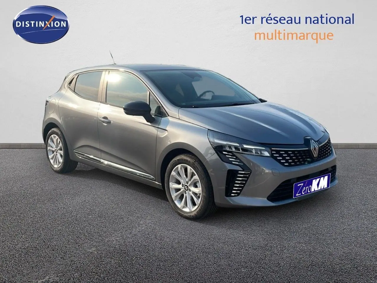 Renault Clio 1.5 DCI 100ch Evolution gris schiste métal vue 3/4 avant côté gauche avec feux LED distinctifs.