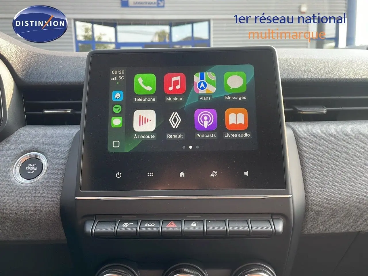 Vue rapprochée de l'écran tactile central de la Renault Clio 1.5 DCI 100ch Evolution 2025 avec interface connectée.