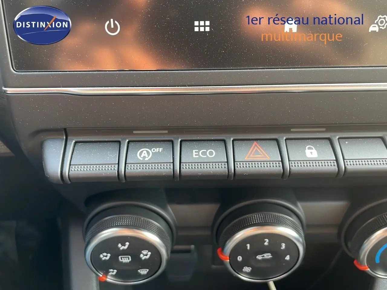 Gros plan sur les commandes de climatisation et boutons fonctionnels d'une Renault Clio 1.5 DCI 100CH Evolution 2025.