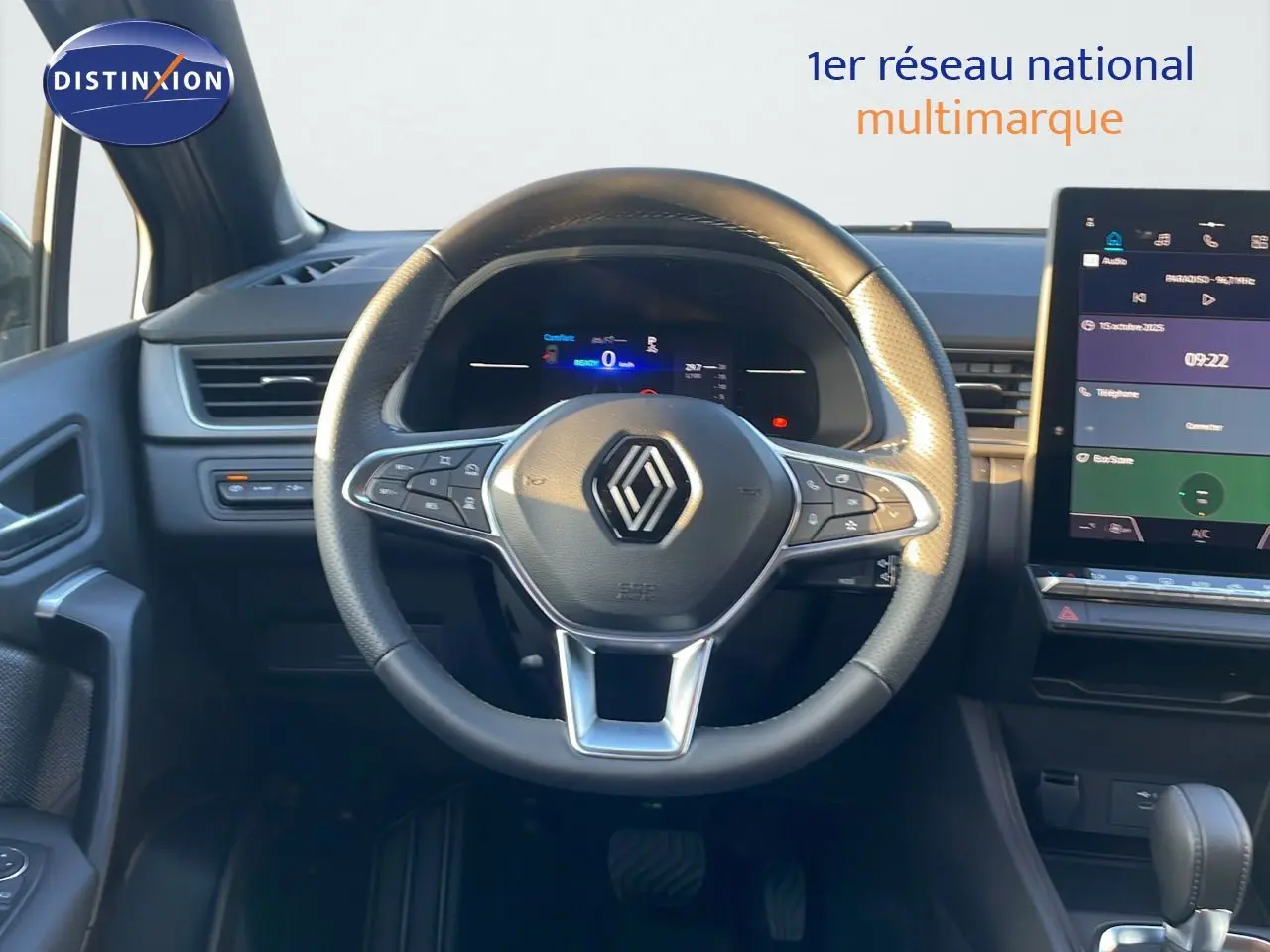 Vue intérieure centrée sur le volant Renault du Captur gris Cassiopée avec tableau de bord numérique et écran tactile.