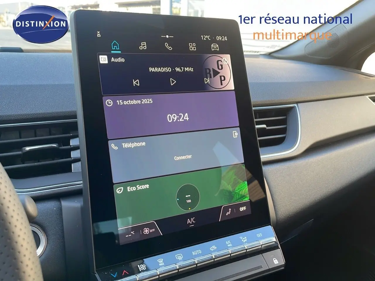 Vue rapprochée de l'écran tactile central du tableau de bord du Renault Captur gris Cassiopée Métal 2025.
