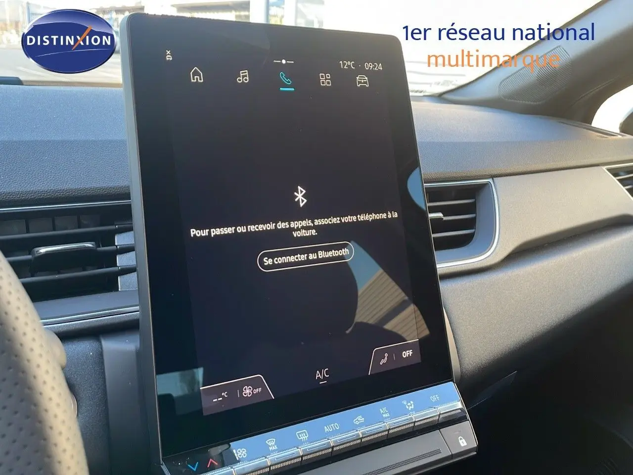 Écran tactile central de la Renault Captur E-Tech gris cassiopée, vue intérieure côté conducteur avec tableau de bord moderne.