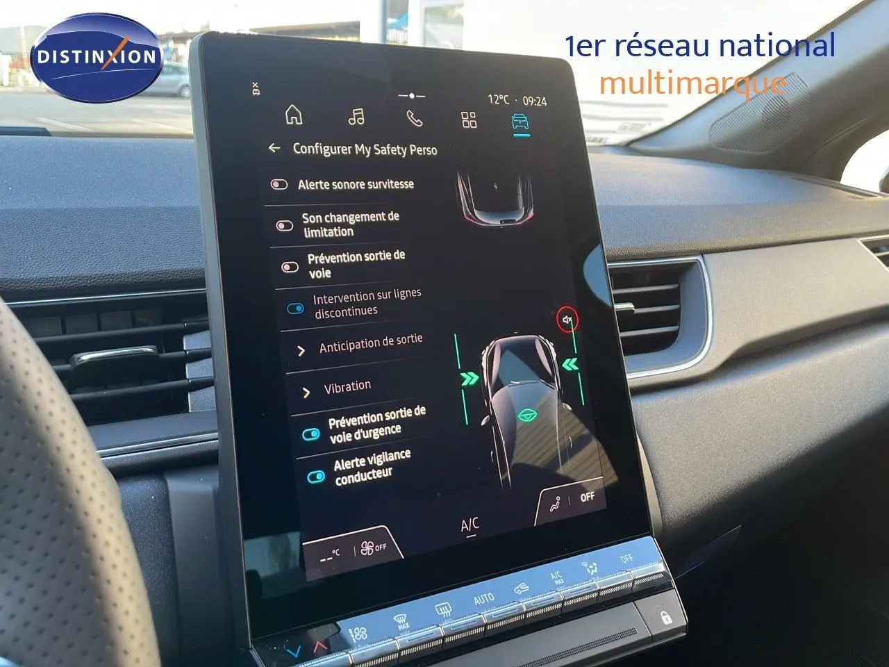 Vue intérieure du tableau de bord du Renault Captur E-Tech gris cassiopée, écran tactile central affichant les aides à la conduite.