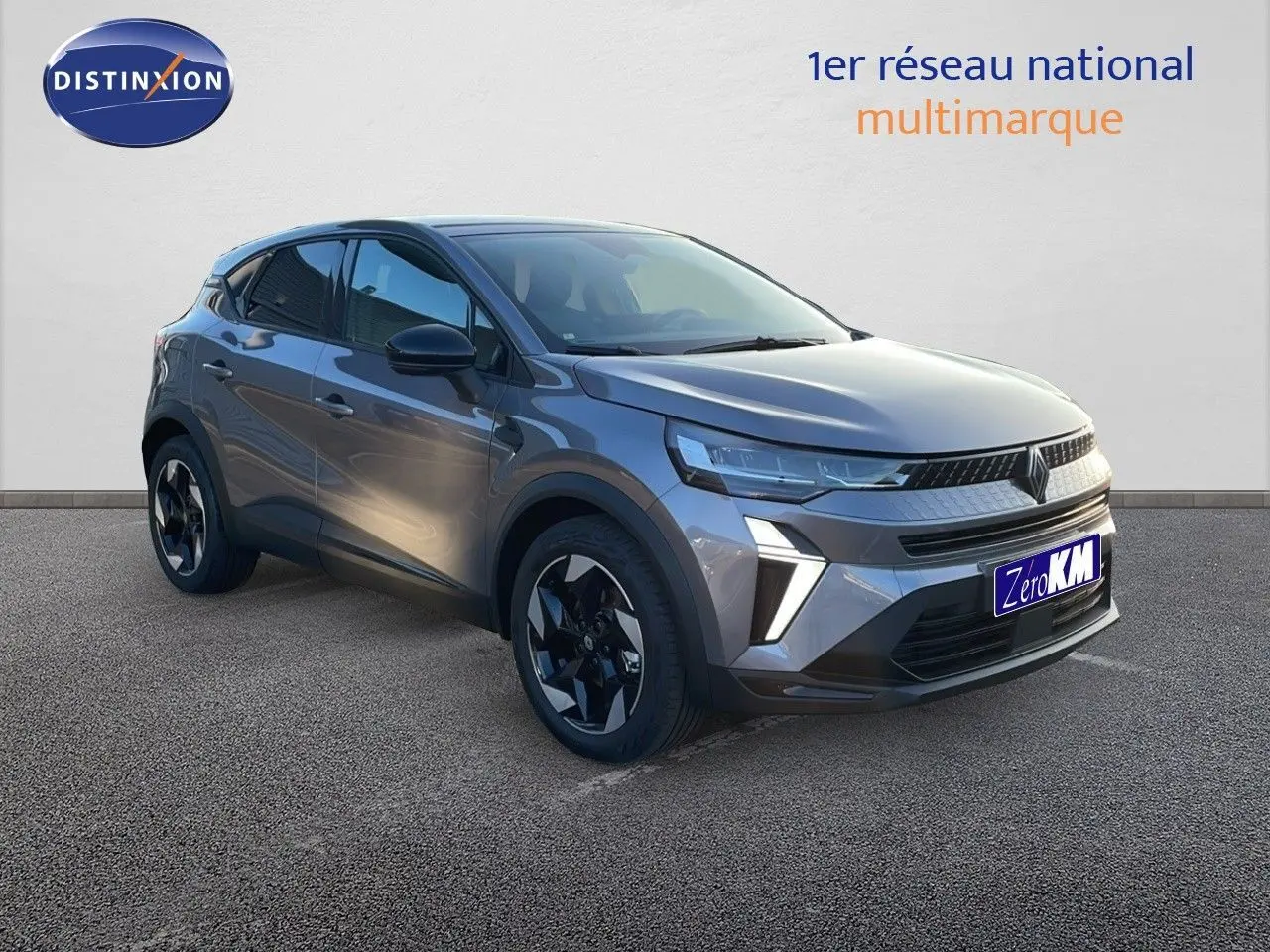 Renault Captur E-Tech hybride gris cassiopée métal vu en 3/4 avant droit avec feux LED et jantes noires distinctives.