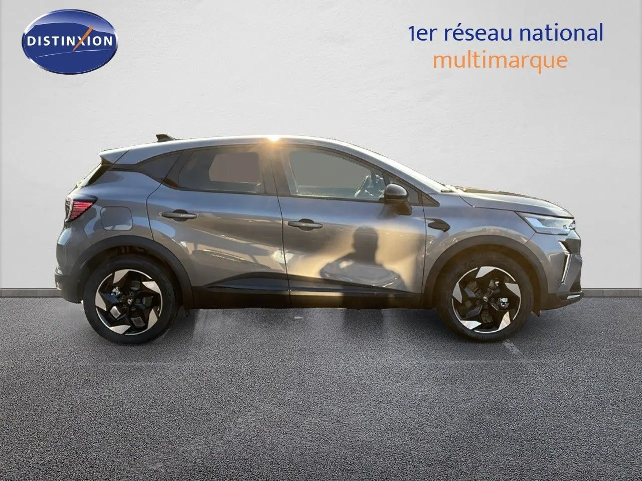 Profil côté gauche du Renault Captur E-Tech hybride gris cassiopée métal avec jantes noires et toit noir.