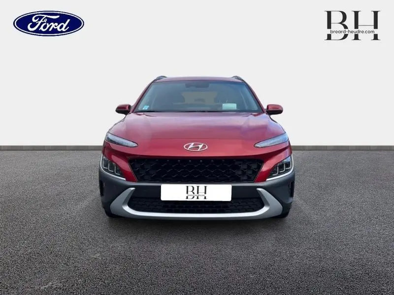 Vue frontale d'un Hyundai Kona 2022 Pulse Red Métal avec calandre noire et détails gris sur pare-chocs.