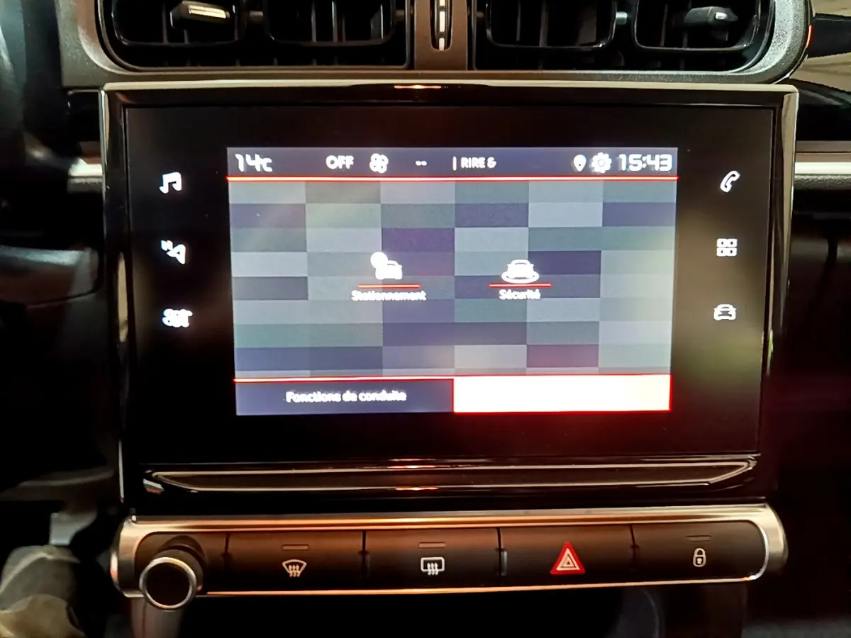 Écran tactile central allumé de la Citroën C3 beige 2022, affichant les fonctions de conduite et sécurité.