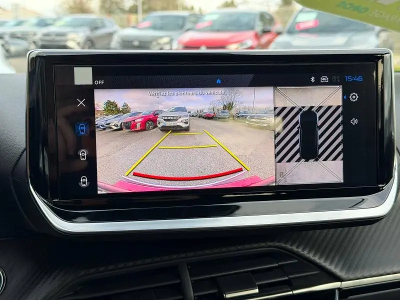 Écran tactile intérieur montrant la caméra de recul et la vue 360° du Peugeot 2008 bleu, tableau de bord moderne.