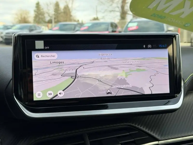 Écran tactile central affichant la navigation GPS dans l'habitacle d'une Peugeot 2008 bleu, vue de face.