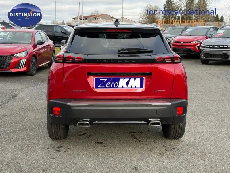 Vue arrière d'un Peugeot 2008 rouge avec toit noir, feux LED et double sortie d'échappement chromée.