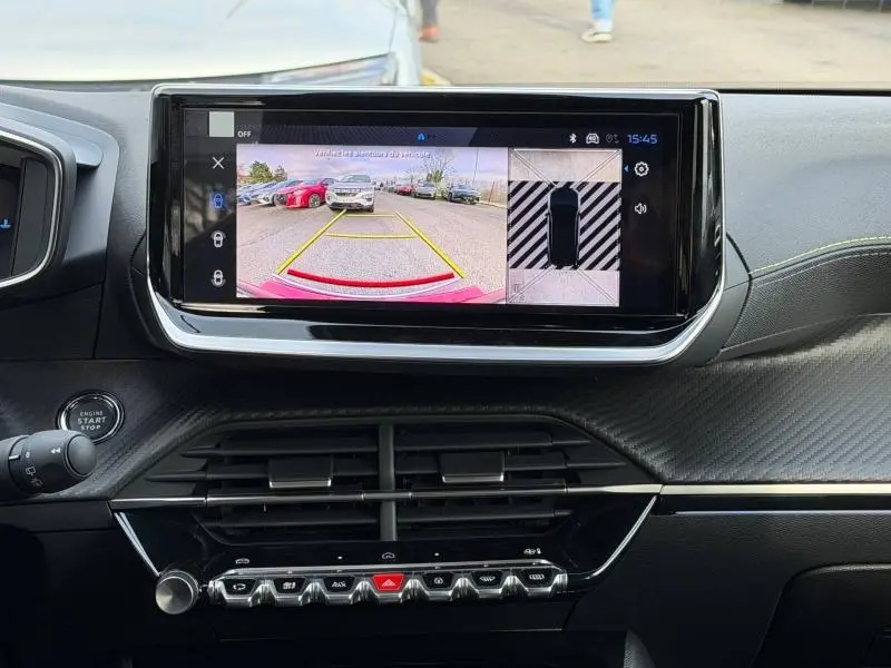 Écran tactile central du Peugeot 2008 bleu 2025 montrant la caméra de recul et l'aide au stationnement.