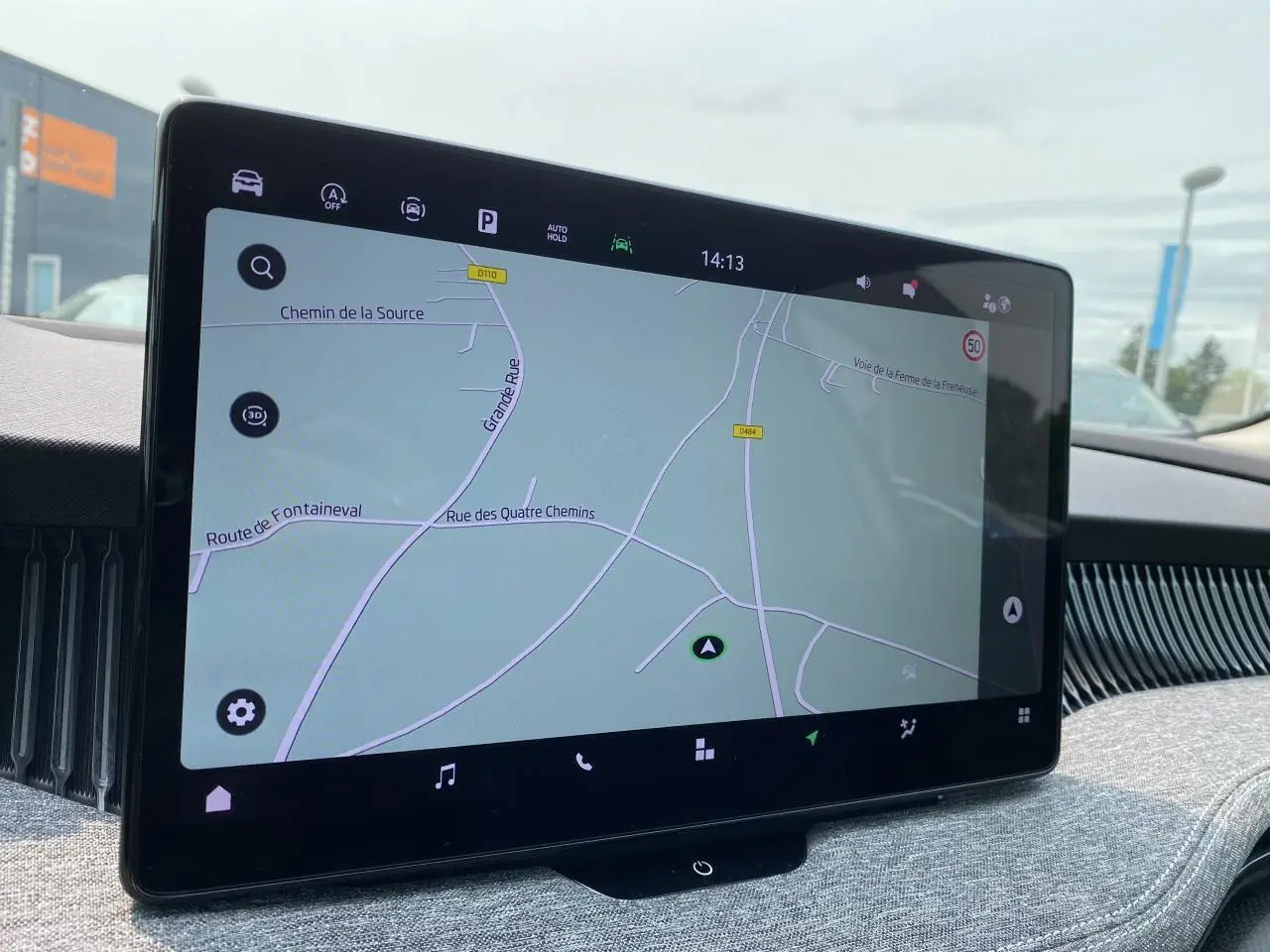 Écran tactile central affichant la navigation dans l'habitacle d'une Skoda Superb Combi blanche 2024.