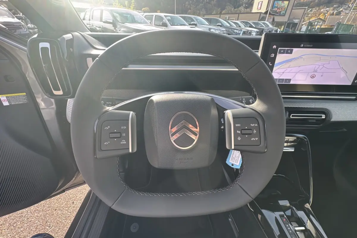 Volant cuir multifonctions Citroën C3 Aircross Hybrid 145, vue de face avec écran tactile et tableau de bord moderne.
