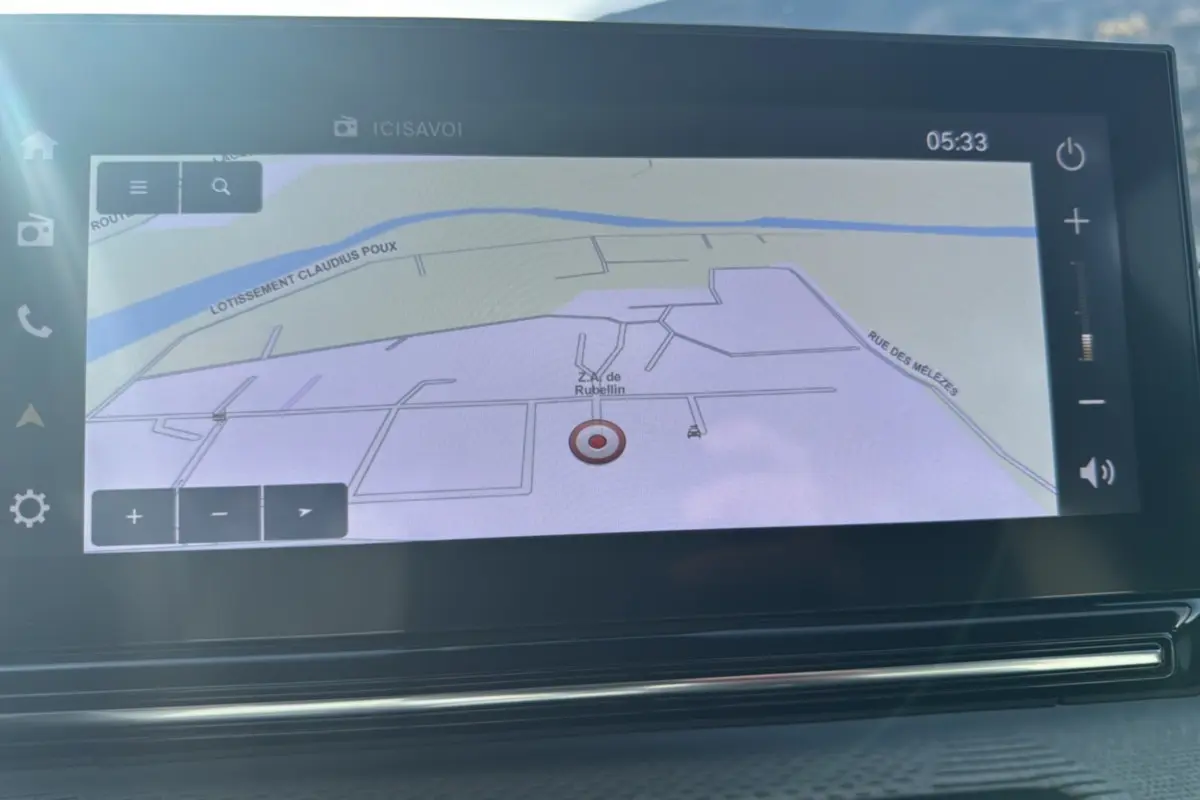 Écran tactile 10,25 pouces affichant la navigation GPS dans l'habitacle du Citroën C3 Aircross hybride.
