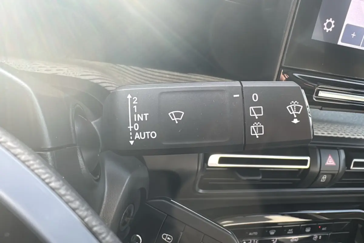 Gros plan sur la commande d'essuie-glace côté gauche du tableau de bord du Citroën C3 Aircross gris mercury toit noir.