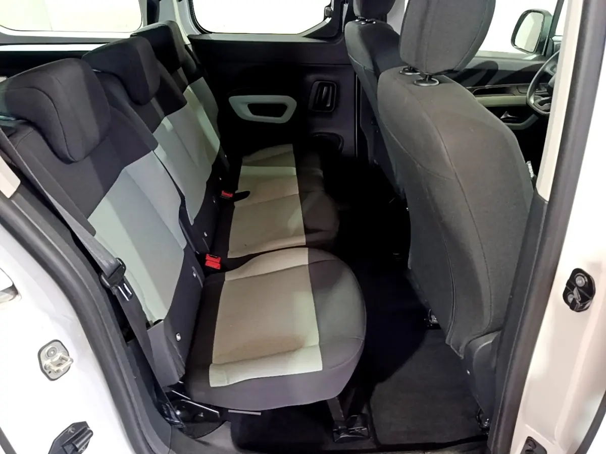 Vue intérieure côté droit sur la banquette arrière bicolore gris et noir du Citroën Berlingo XL blanc de 2019.