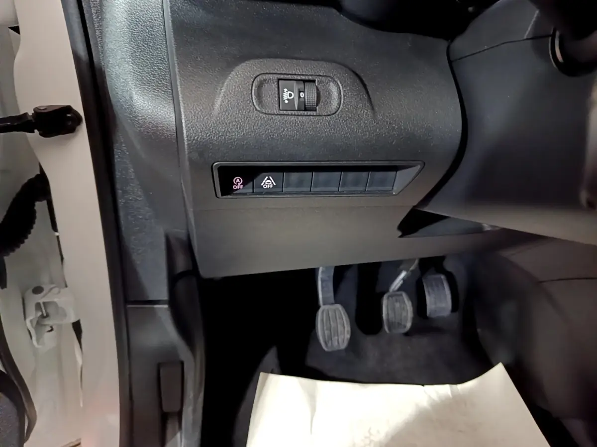 Vue rapprochée côté gauche du tableau de bord et pédalier d’un Citroën Berlingo blanc 2019, version XL PureTech.