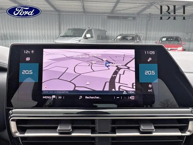 Écran tactile central du tableau de bord du Citroën C5 Aircross gris acier, affichant la navigation GPS.