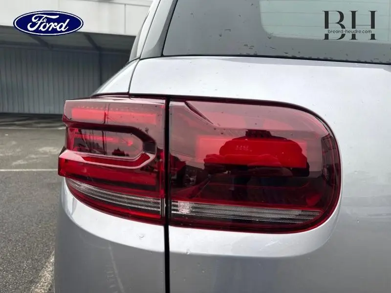 Gros plan sur le feu arrière droit d’un Citroën C5 Aircross gris acier, soulignant ses lignes LED modernes.