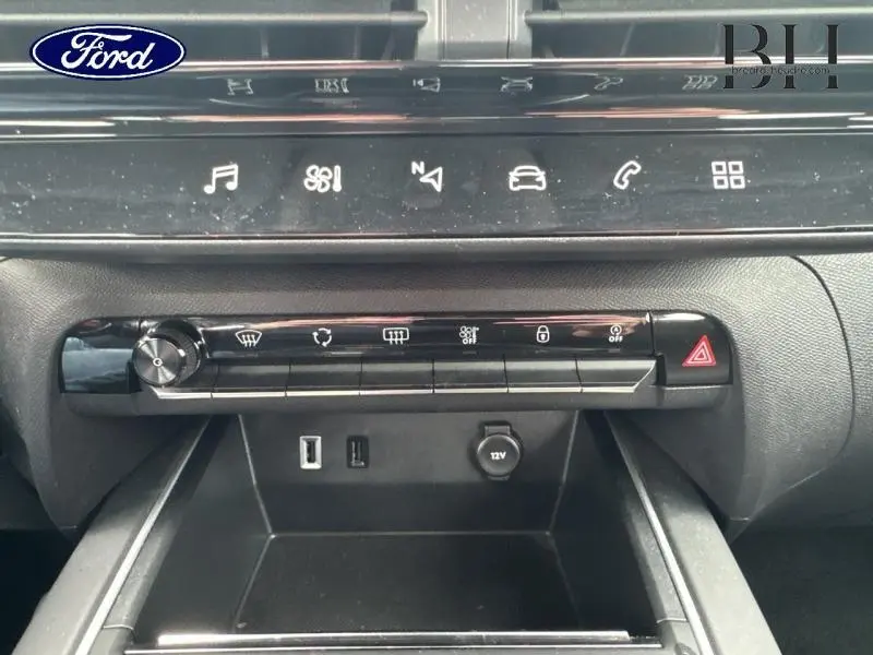 Vue rapprochée de la console centrale du Citroën C5 Aircross gris acier 2023, avec commandes tactiles et prises USB visibles.