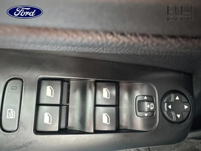 Gros plan sur les commandes électriques des vitres et rétroviseurs d'une Citroën C5 Aircross Gris Acier 2023.