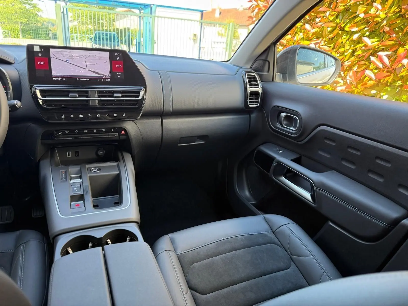 Vue intérieure côté passager du Citroën C5 Aircross blanc banquise, avec tableau de bord et écran tactile moderne.